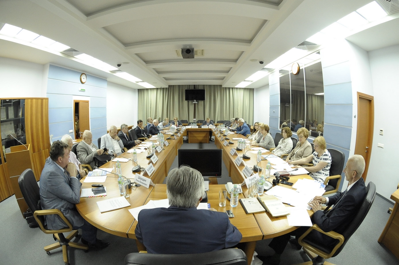 GAN2944-1 Валерий Бутенко провел заседание редколлегии журнала «Электросвязь»
